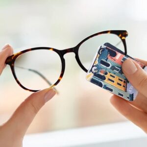 PocketCleaner® reinigt eine Brille