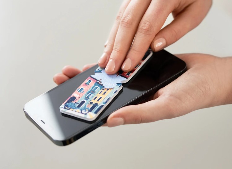 PocketCleaner® reinigt ein Mobilphone