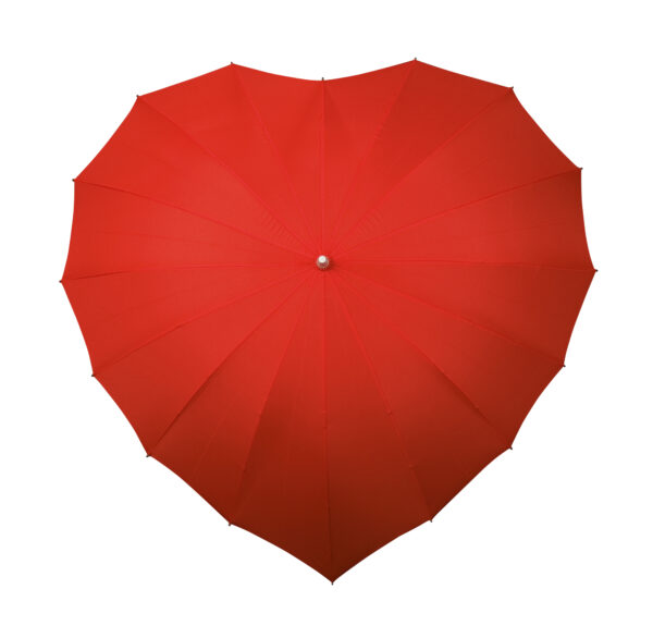 Roter Regenschirm in Herzform
