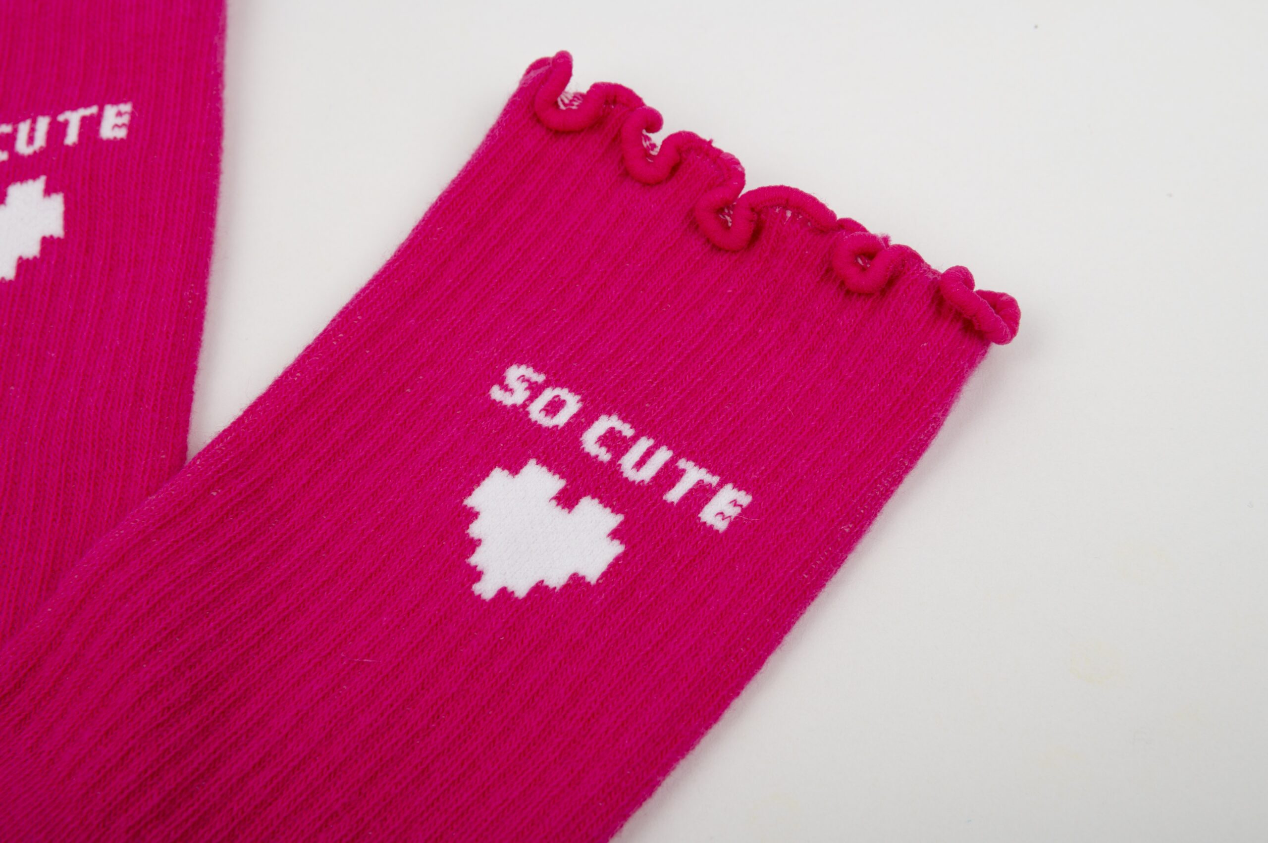 Pinkfarbene Socke mit Rüschenbund