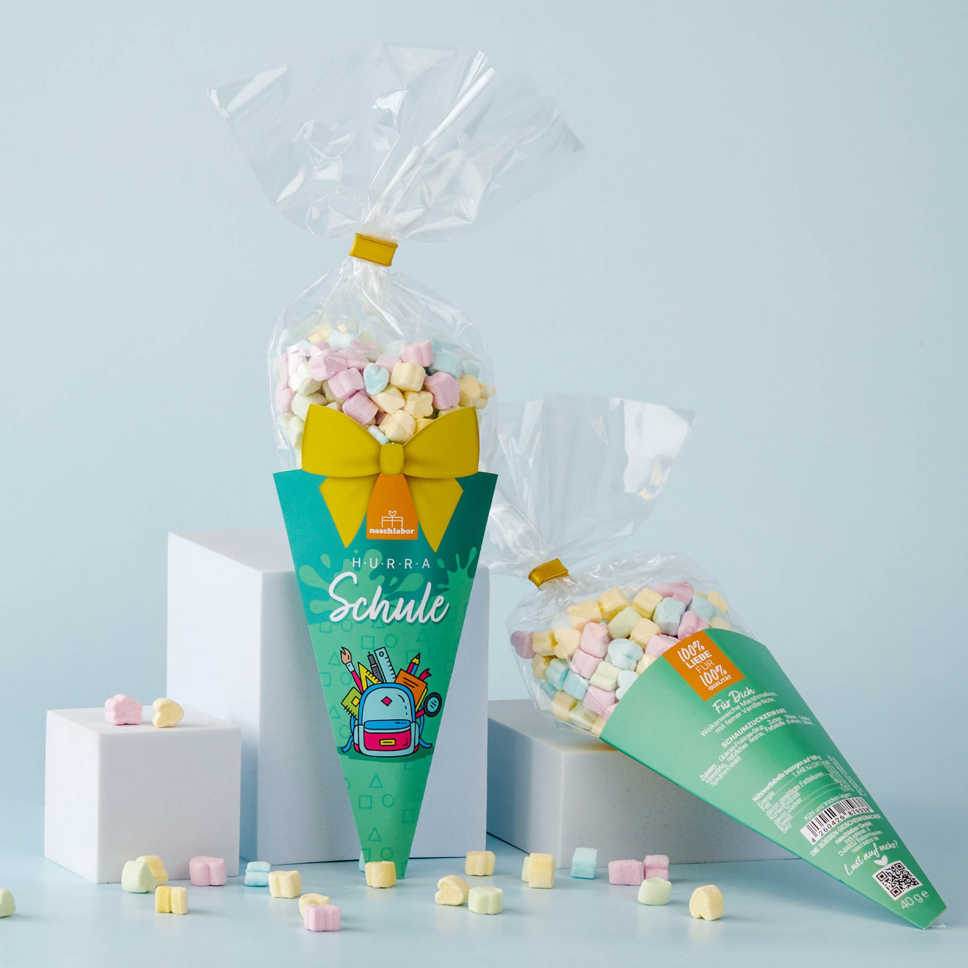 Zwei Schultüten befüllt mit Marshmallows