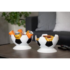 Party-Fussball als Snackschalen, befüllt mit Getränke und Knabbereien