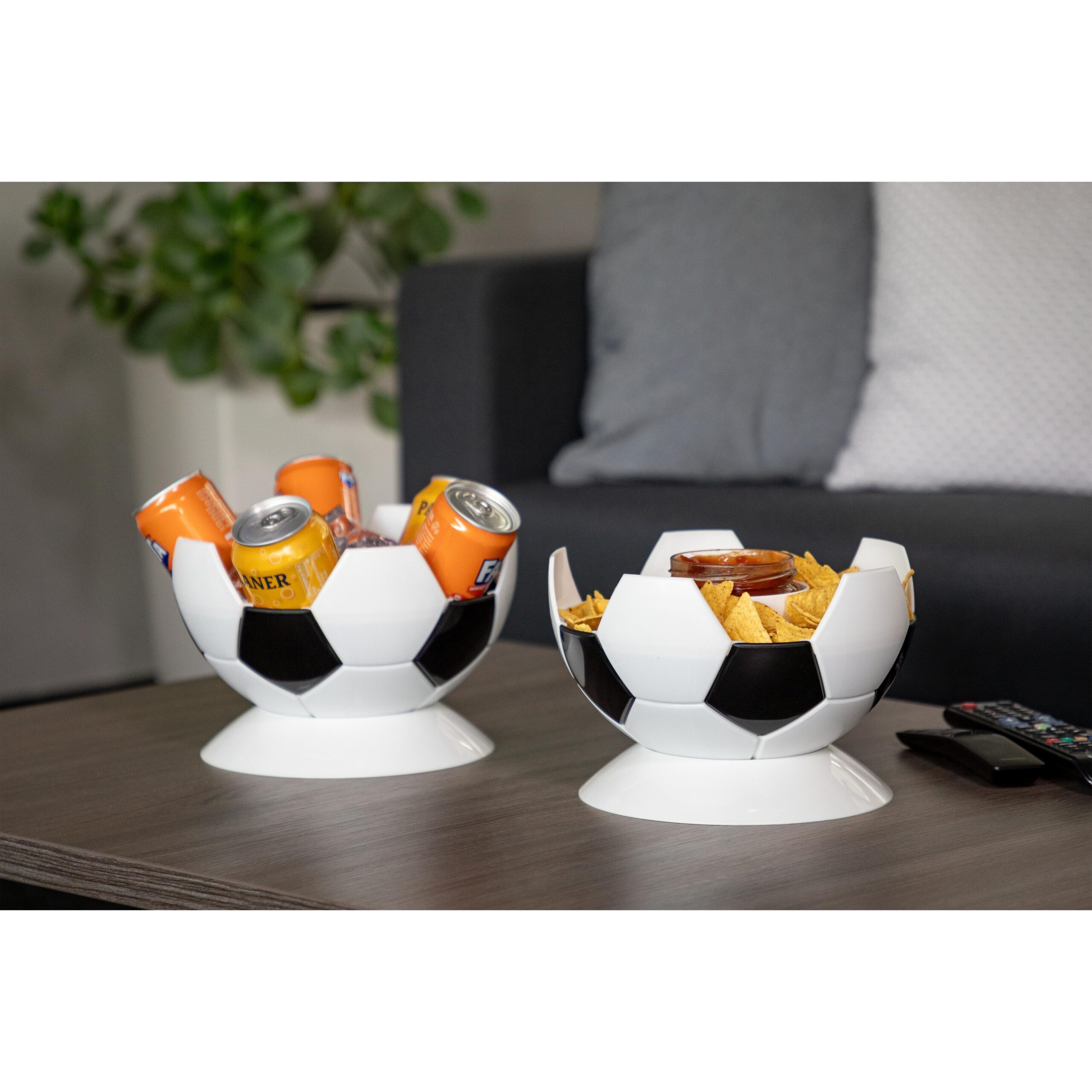 Party-Fussball als Snackschalen, befüllt mit Getränke und Knabbereien