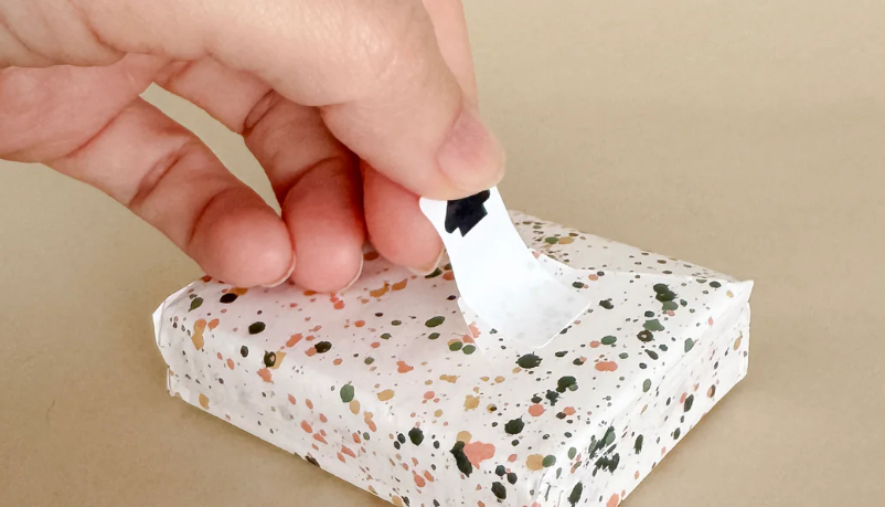 Papiertaschentücher-Packung mit Hand