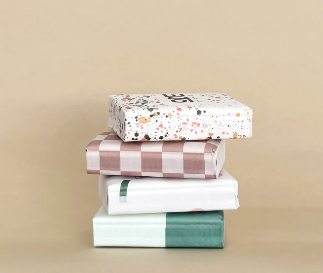 Vier Papiertaschentücher-Packungen gestapelt.