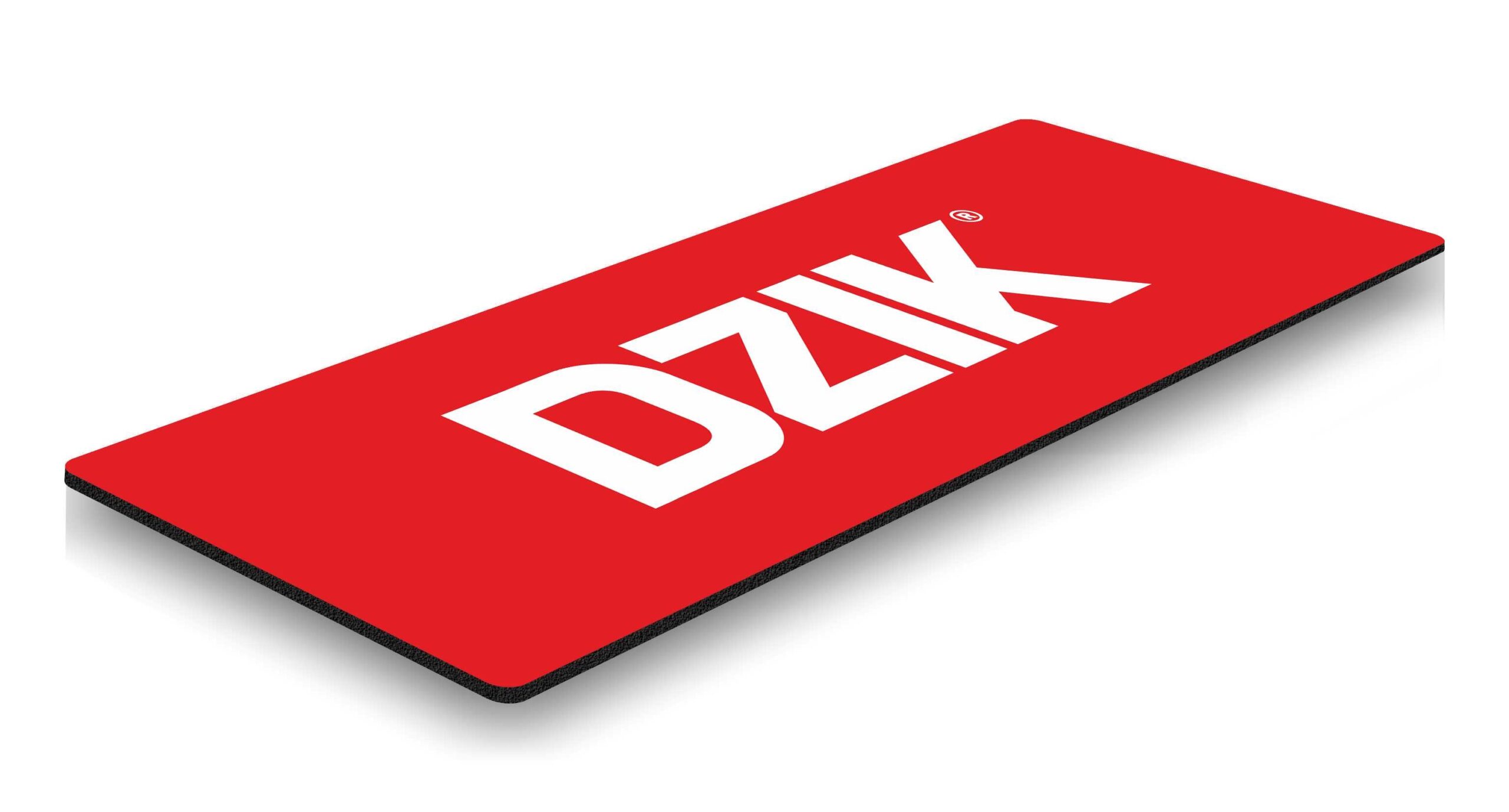 Rote Yogamatte mit weißem Logo