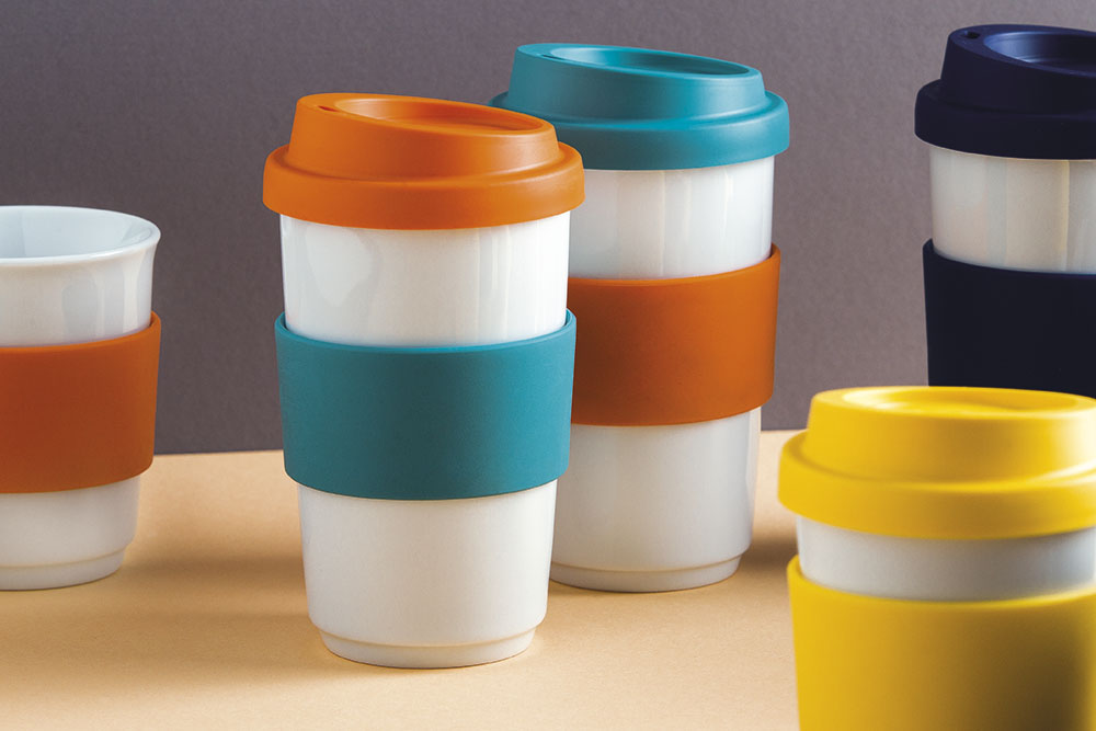 Kaffee-to-go-Becher FILLIT Banderole und Deckel farblich kombiniert.