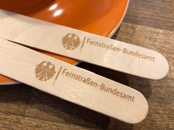 Zwei Holzstiele mit Lasergravur Fernstraßen-Bundesamt