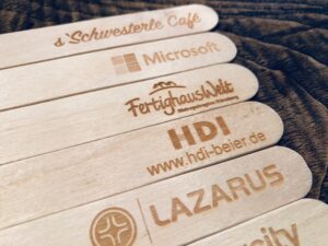 Holzstiele mit verschiedenen Logo-Lasergravuren