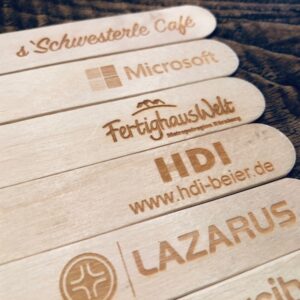 Holzstiele mit verschiedenen Logo-Lasergravuren