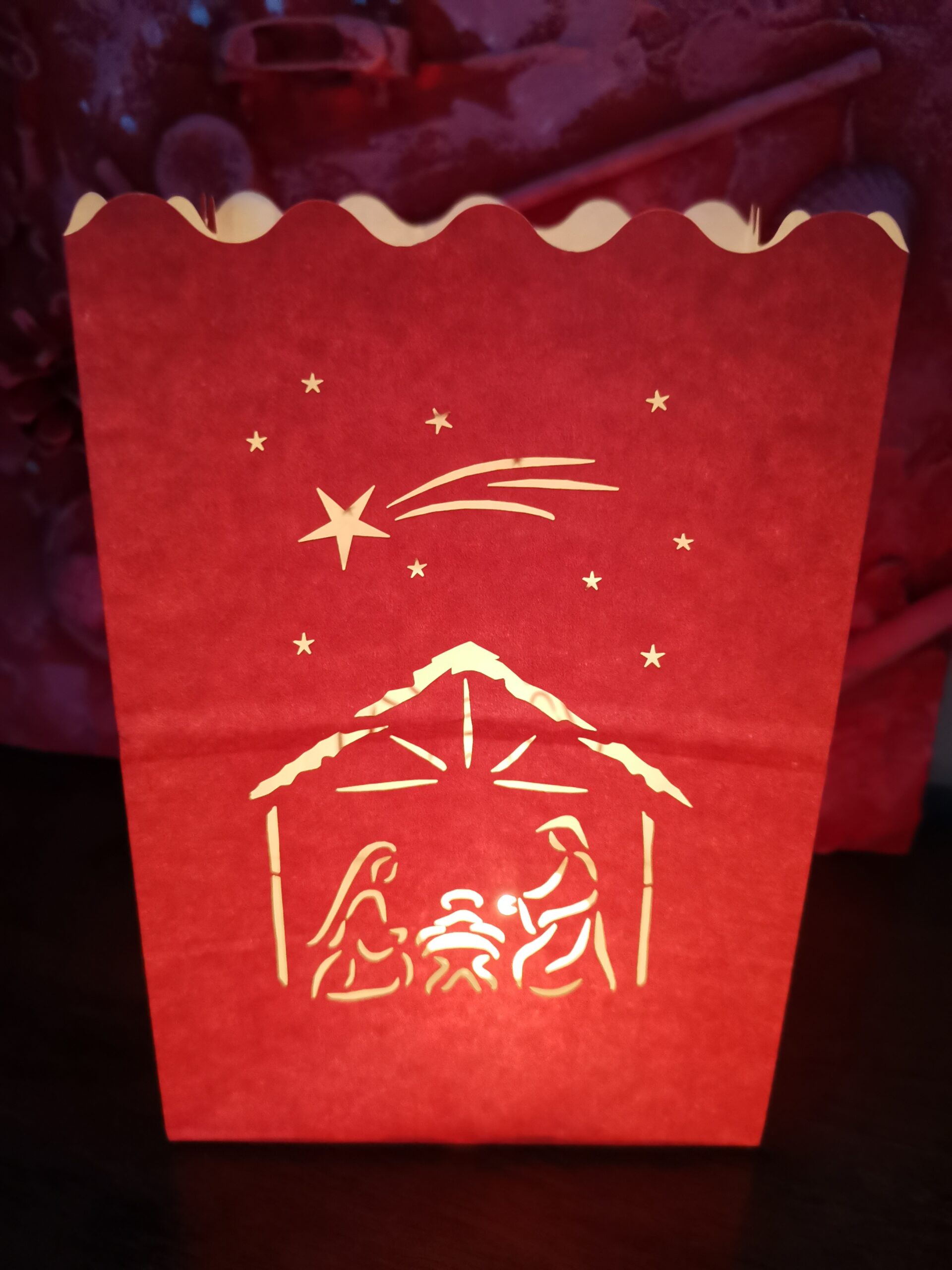 Lichttüte in Rot mit Krippe