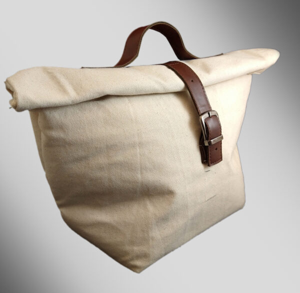 Krempeltasche aus Bio-Baumwolle mit brauner Schnalle und Griff