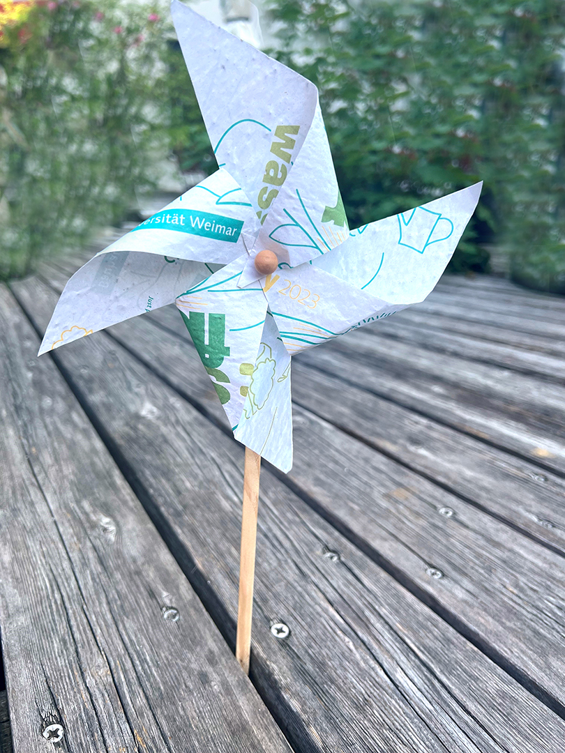 Eine Windmühle aus Samenpapier im Garten
