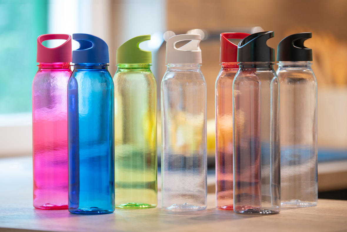 Farbige transparente Trinkflaschen ohne Werbeaufdruck