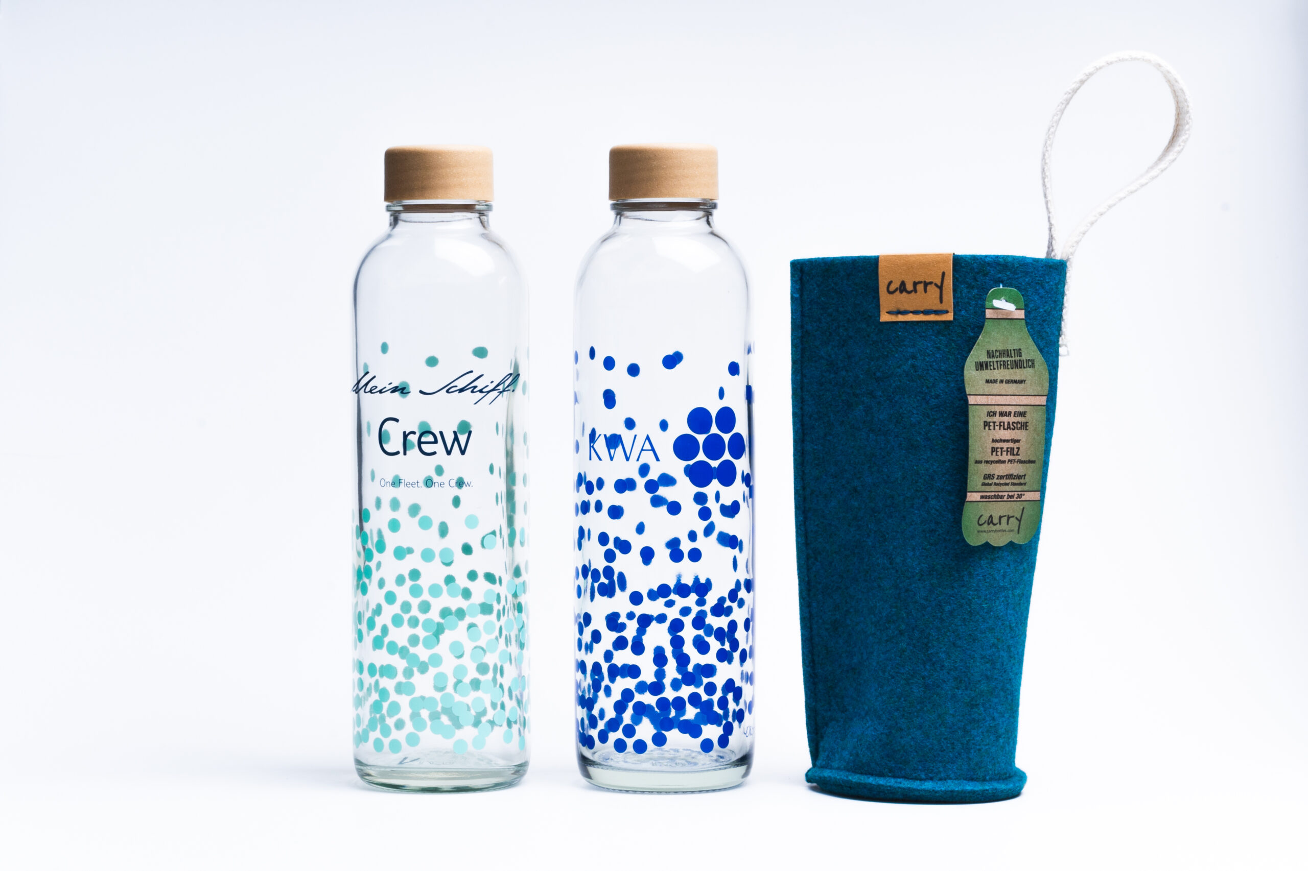 Glasflasche Carry mit Werbeaufdruck und Sleeve aus Recycling-Filz