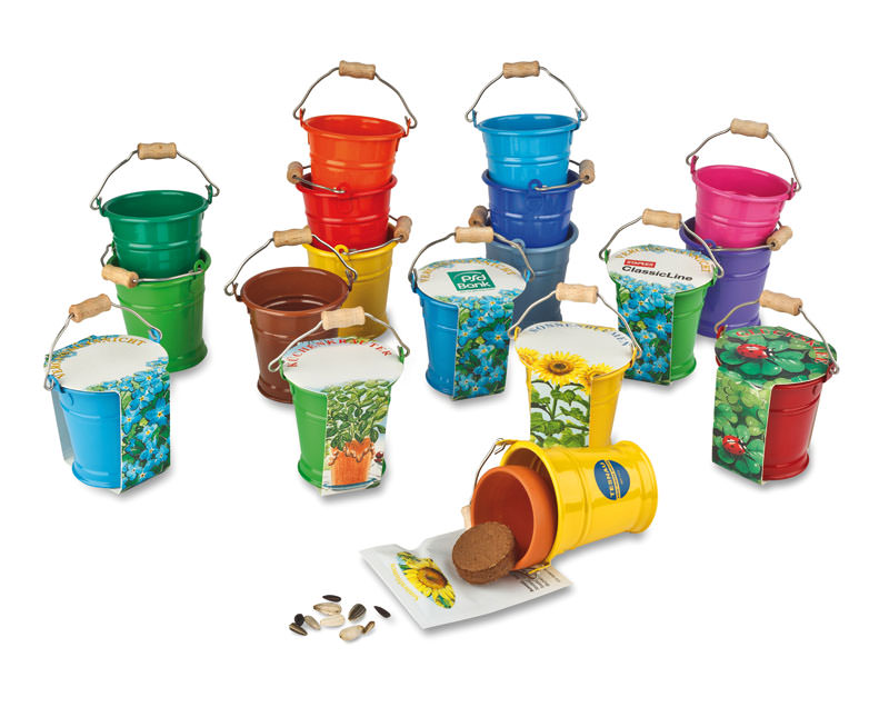 Bunte Metalleimer mit Pflanzensamen