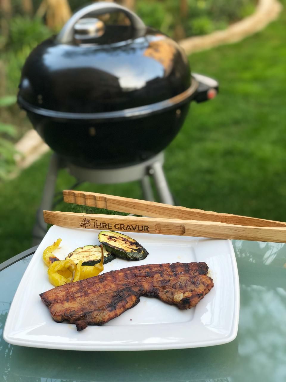 Grillzange aus Eichenholz am Grill
