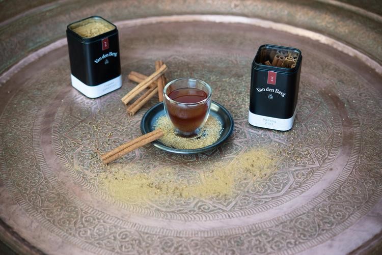 Hochwertige Gewürzmischungen in schwarzer Metalldose