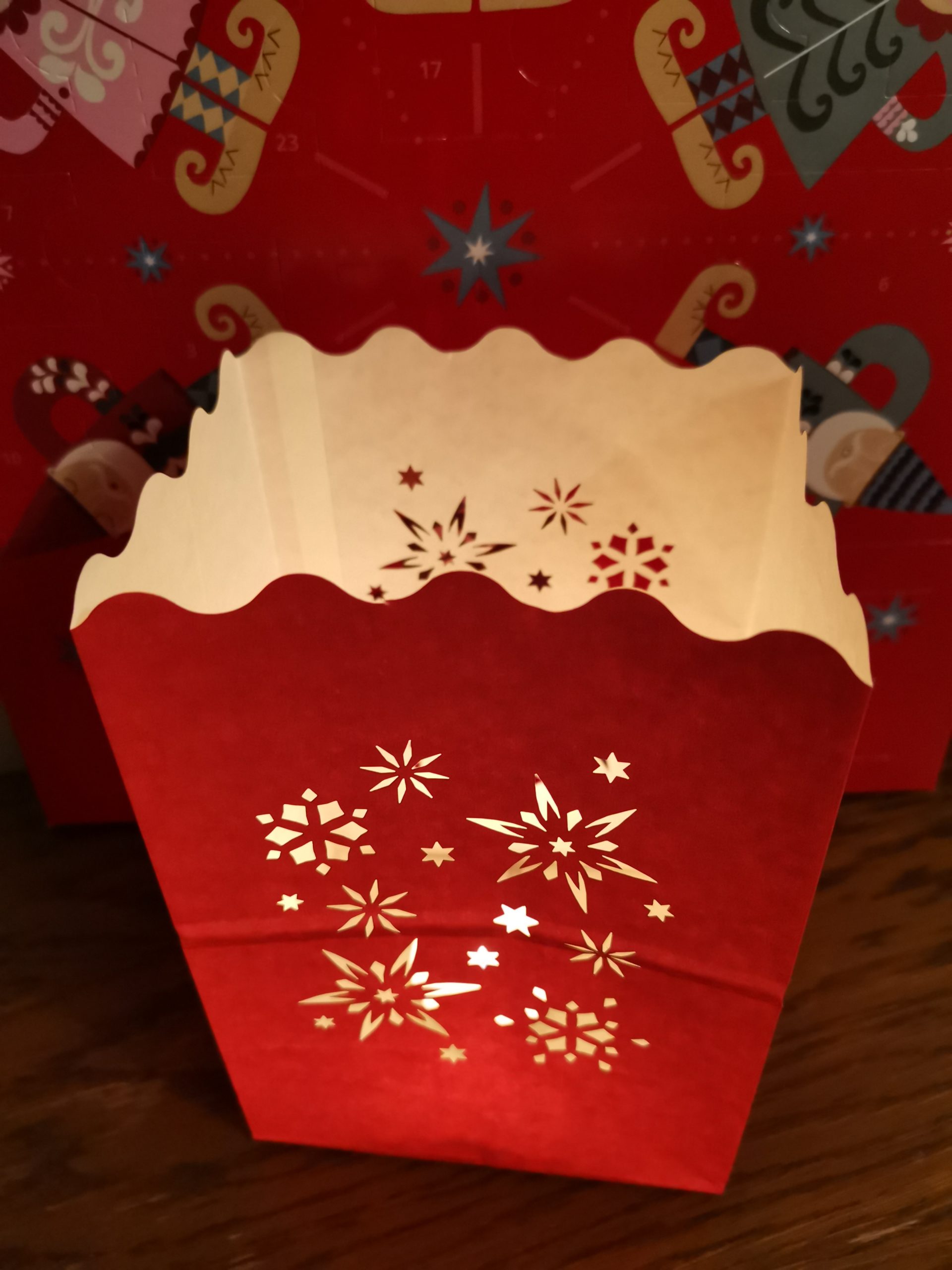 Windlichter / Lichttüten in Rot mit Weihnachtmotiv