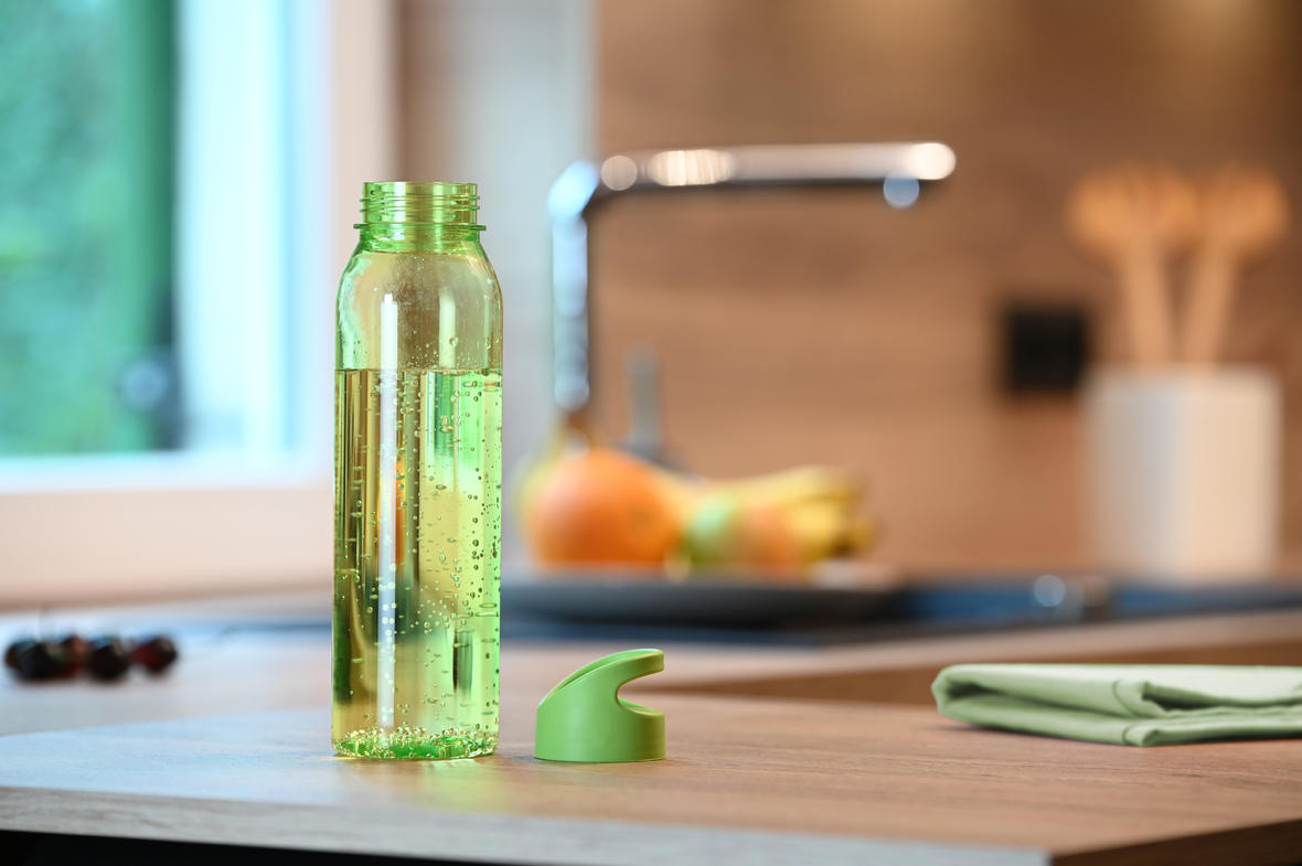 Trinkflasche transparent in hellgrün mit Wasser befüllt