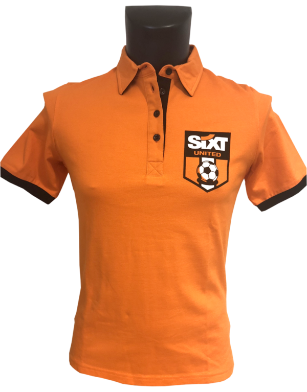 EuroTEX Polo-Shirts Orange eingefärbt und mit SIXT-Logo bestickt.