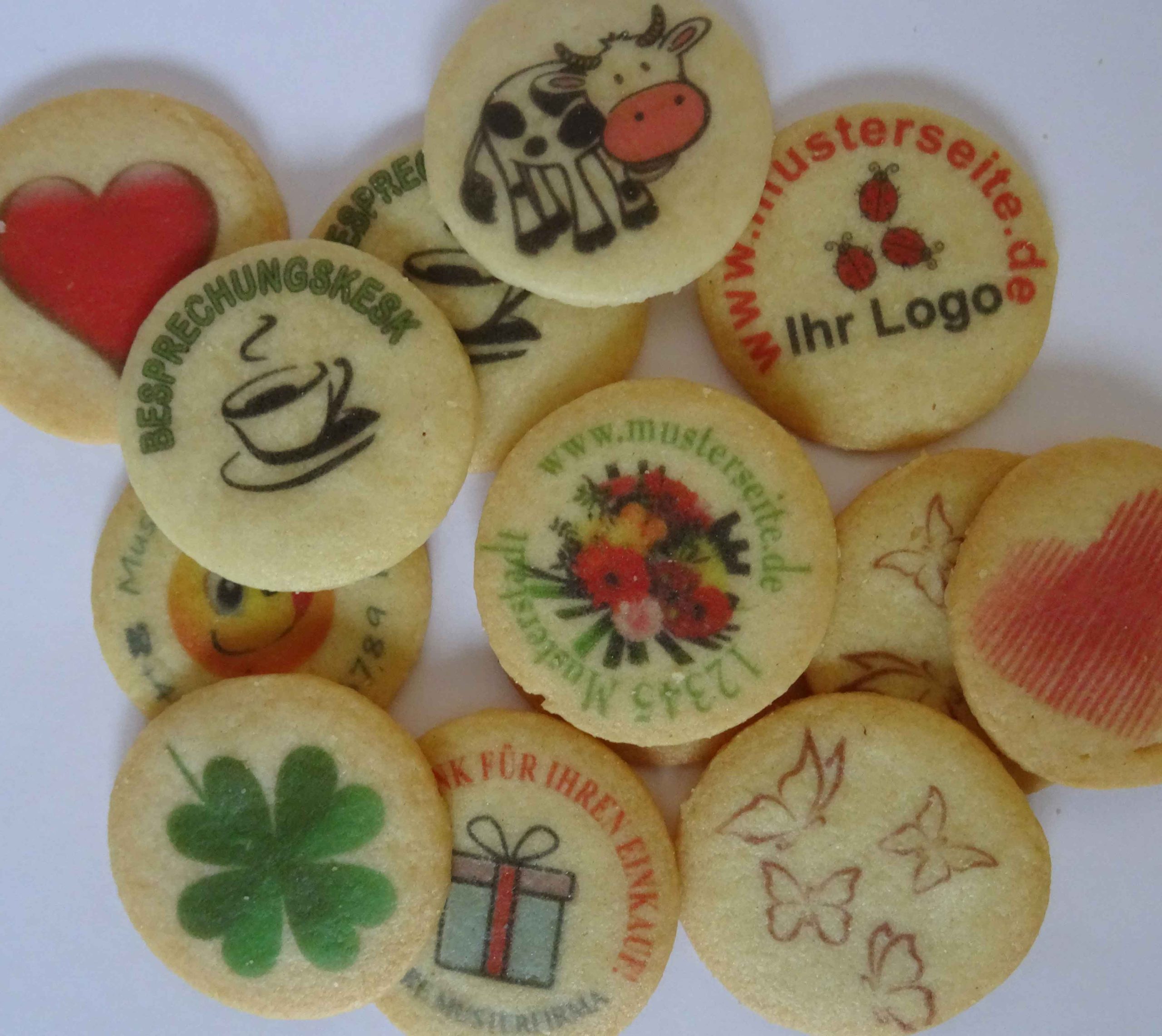 Runde Kekse mit farbigem Logo bedruckt.