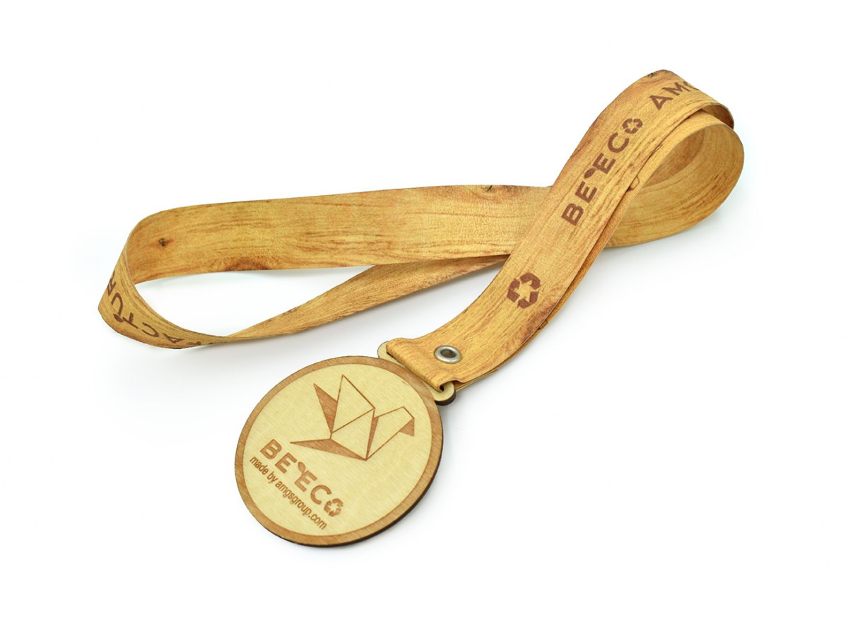 Holzmedaille mit Lanyard aus Papier in Holzoptik