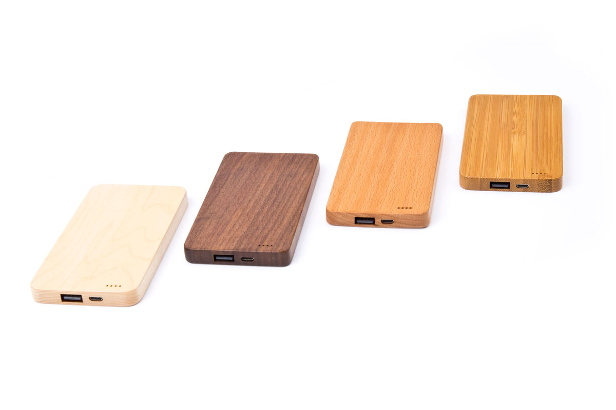 Powerbank aus Holz in vier verschiedenen Ausführungen.