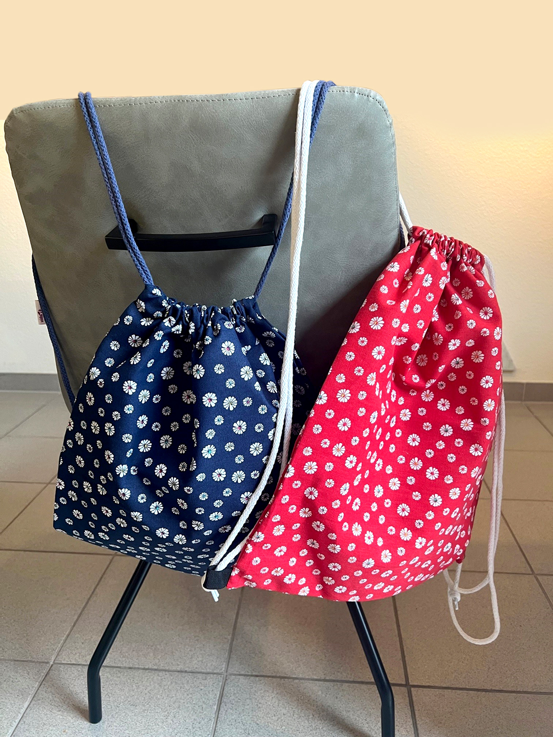 Rucksacktaschen am Stuhl hängend