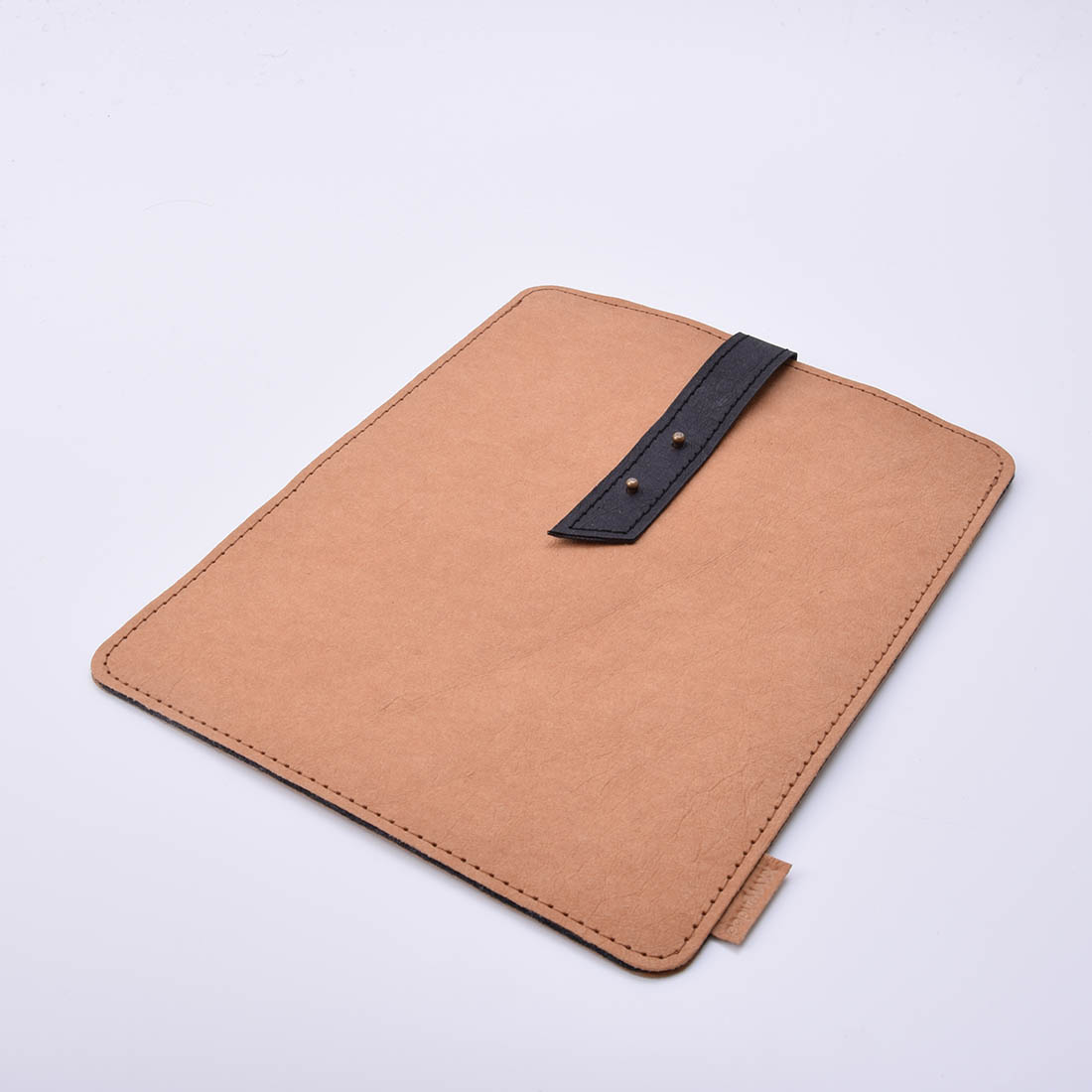 Tablet-Tasche aus veganem Leder mit Schlaufe braun